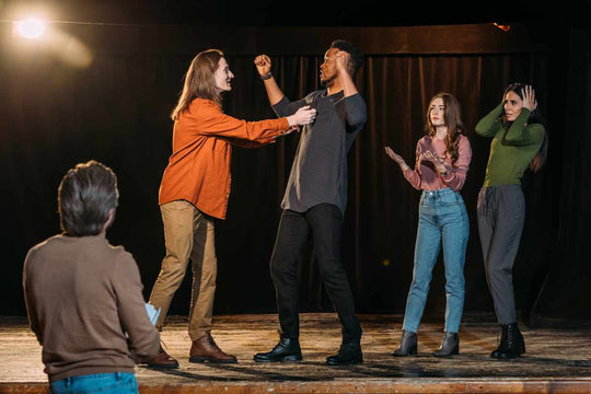 4 improvisateurs qui s'entraînent avec leur coach