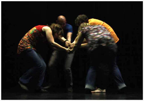 un groupe de personnes qui s'entraînent au théâtre d'improvisation