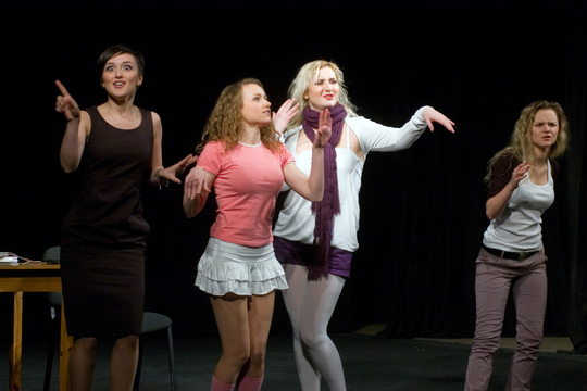 4 femmes faisant de l'improvisation
